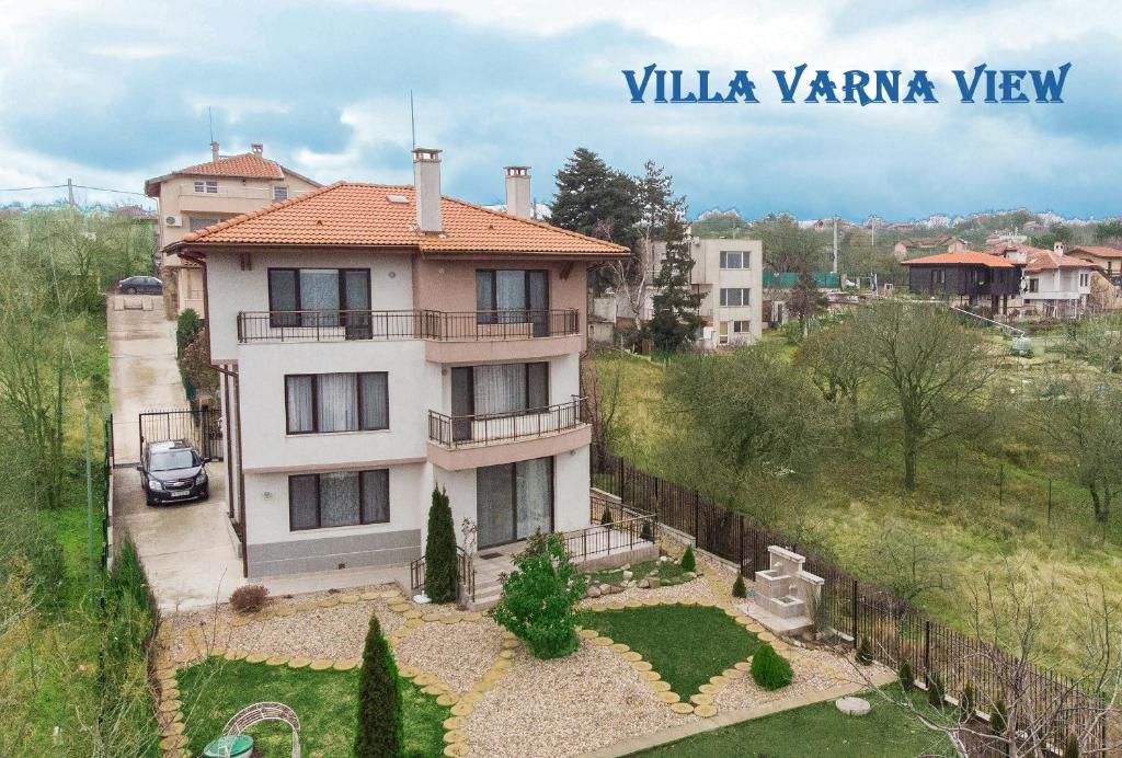 z góry widok na dom z ogródkiem w obiekcie Villa Varna View w Warnie