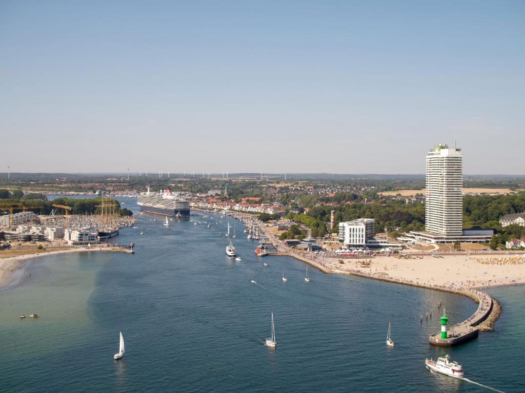 een uitzicht op een rivier met boten in het water bij Maritim Strandhotel Travemünde in Travemünde