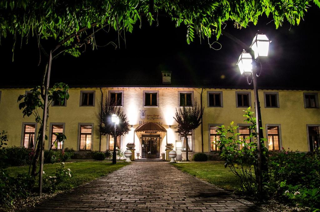 ein Gebäude in der Nacht mit einer Kopfsteinpflasterstraße in der Unterkunft Bes Hotel Bergamo Cologno al Serio in Cologno al Serio