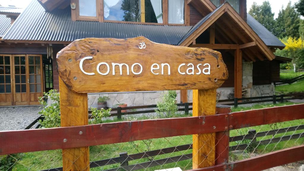 uma placa que diz "venha uma casa em frente a uma casa" em Bed and Breakfast Como en Casa em Villa La Angostura