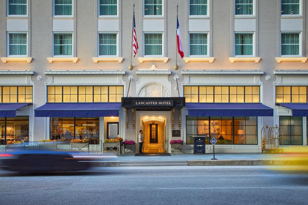 un edificio con dos banderas delante en The Lancaster Hotel, en Houston