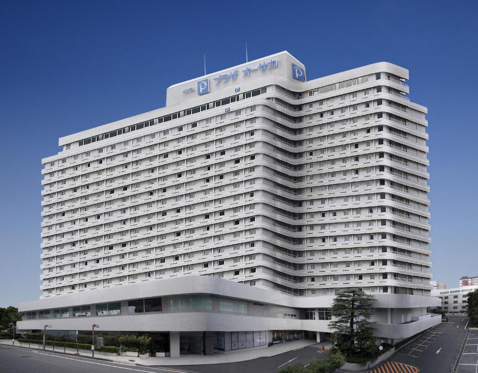 un gran edificio blanco con un cartel encima en Hotel Plaza Osaka, en Osaka