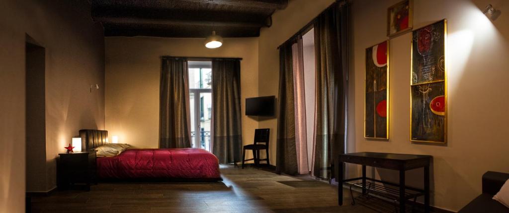 um quarto com uma cama vermelha e uma janela em B&B PETER PAN em Salerno