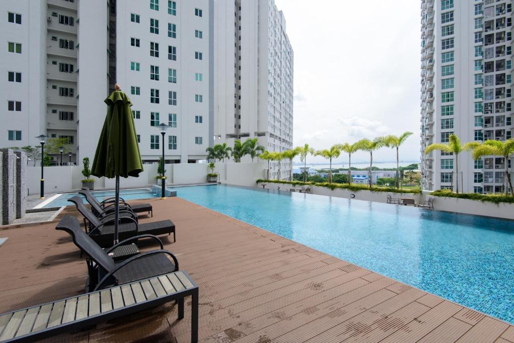 una piscina sul tetto di un edificio di Straits Garden Suites, Georgetown a George Town