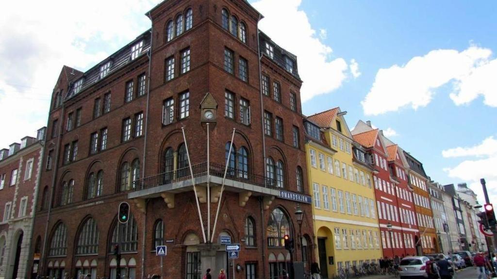 un grande edificio in mattoni con balcone su strada di Hotel Bethel a Copenaghen