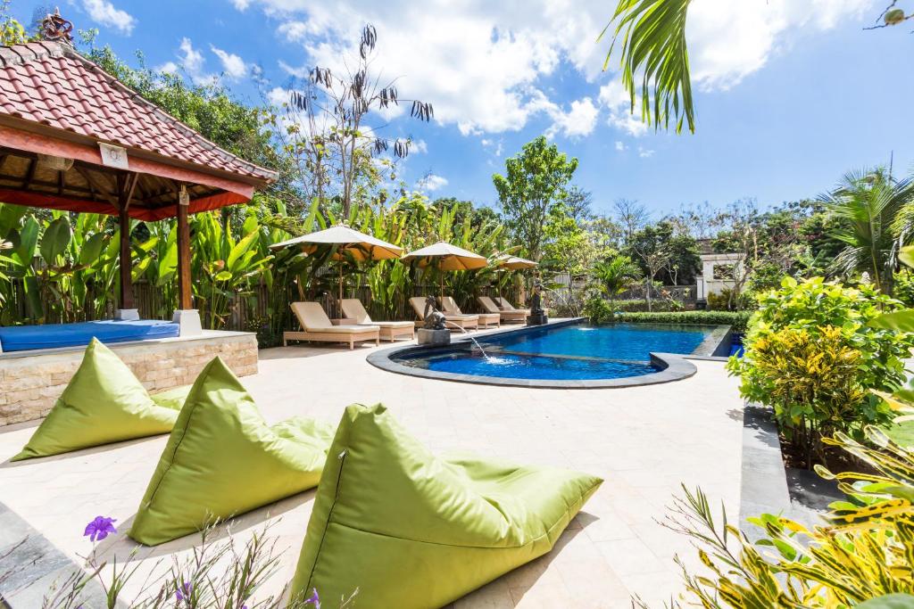 una imagen de una villa con piscina en Dream Beach Cottages, en Nusa Lembongan