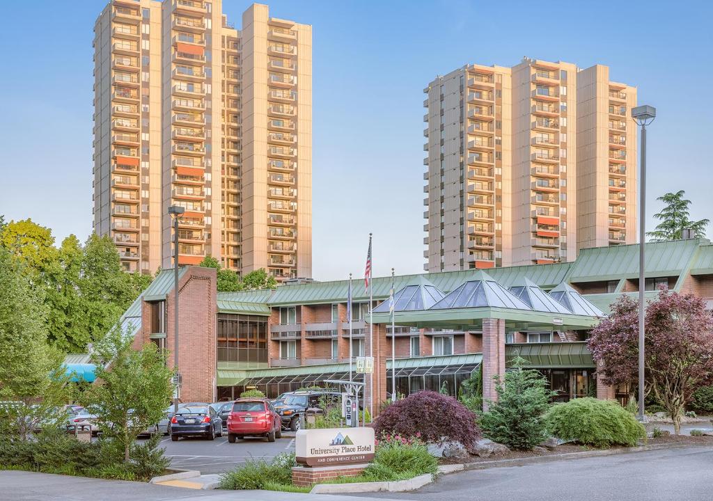 un edificio con auto parcheggiate di fronte a edifici alti di University Place Hotel and Conference Center a Portland