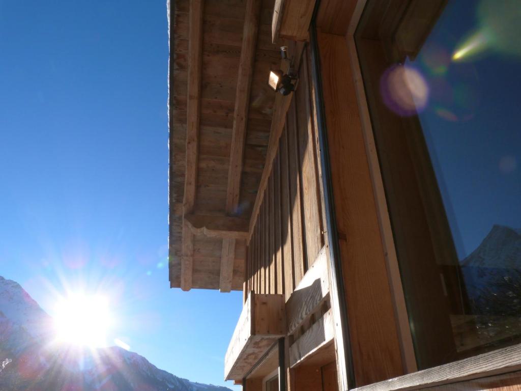 een gebouw met de zon in de lucht bij La Cubelette in Chamonix-Mont-Blanc