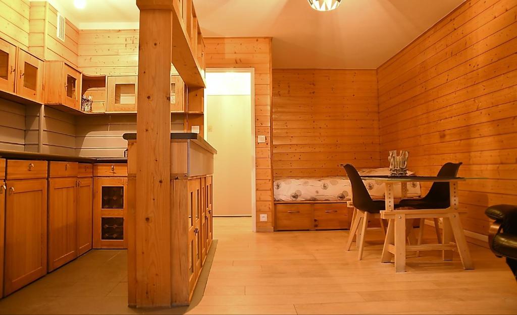 F1 entier Cosy style CHALET Montgeron, Proche Paris में रसोई है