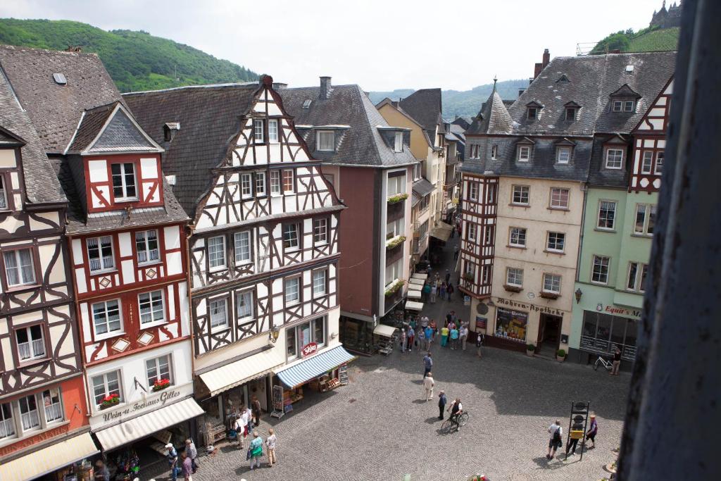 Vue de tête d'une ville avec ses bâtiments et ses habitants dans l'établissement Hotel am Markt, à Cochem