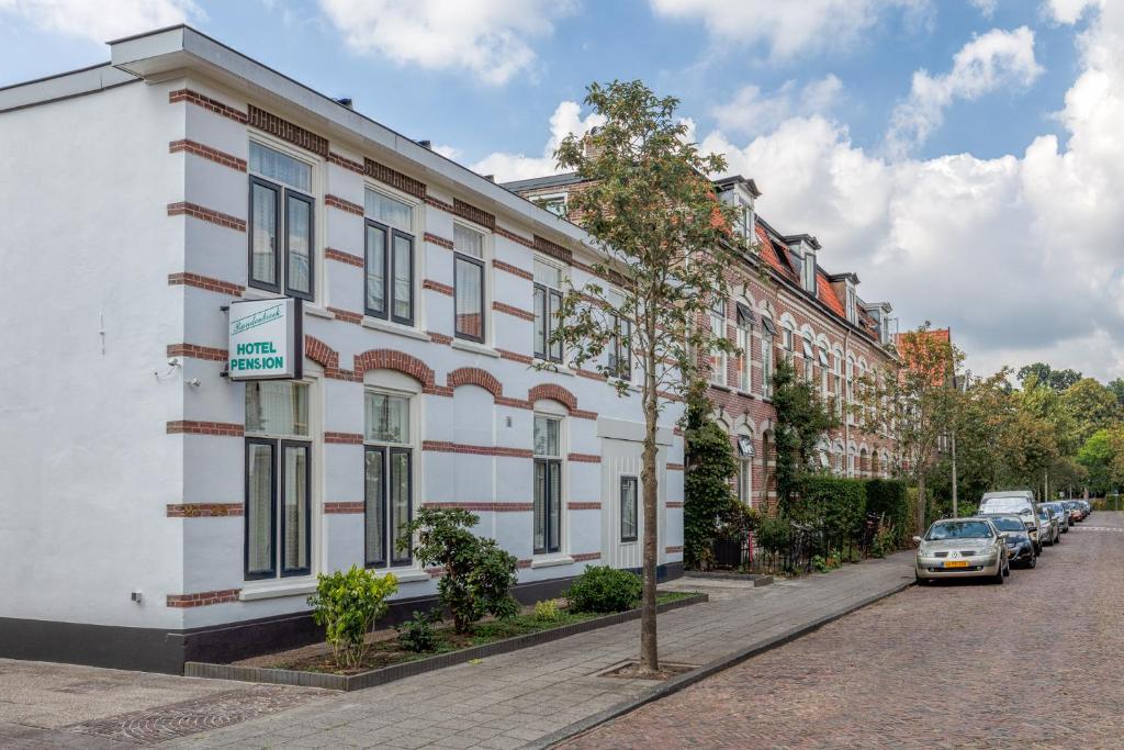 un bâtiment blanc sur le côté d'une rue dans l'établissement Hotel Randenbroek, à Amersfoort