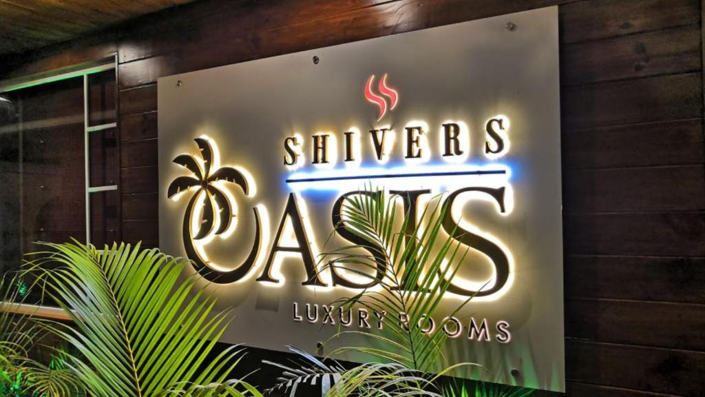 um sinal para um clube nocturno de algas de Singapura em Shivers Oasis Luxury Boutique Resort em Candolim