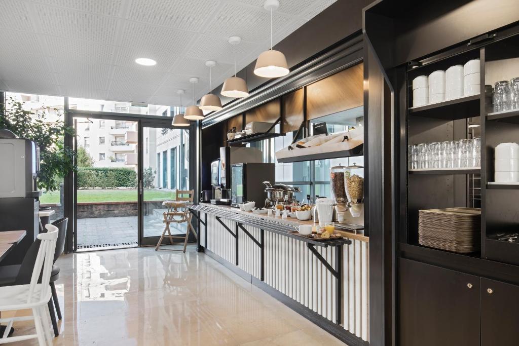 Una cocina o kitchenette en B&B HOTEL Lyon Centre Part-dieu Gambetta