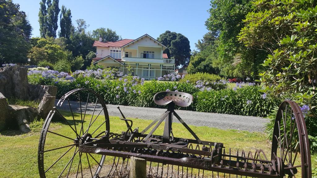 Arles Historical Homestead के बाहर एक बगीचा