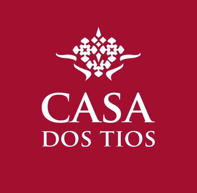 un logo rouge avec les mots casa dos tres dans l'établissement Casa dos Tios, à Veiros