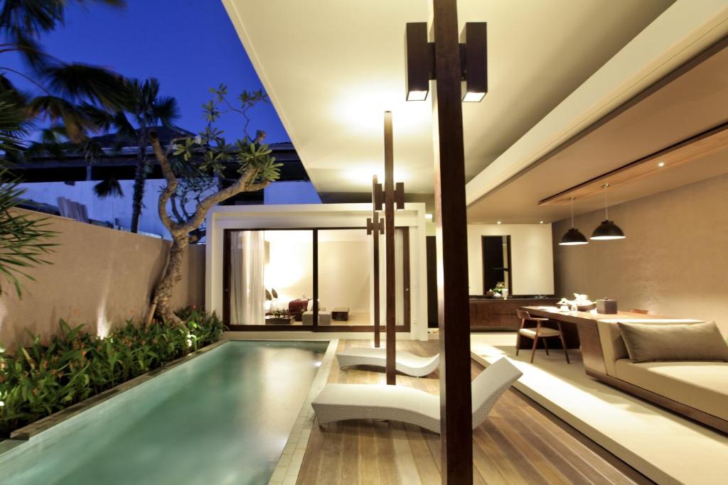 une villa avec une piscine et un salon dans l'établissement Asa Bali Luxury Villas & Spa, à Seminyak