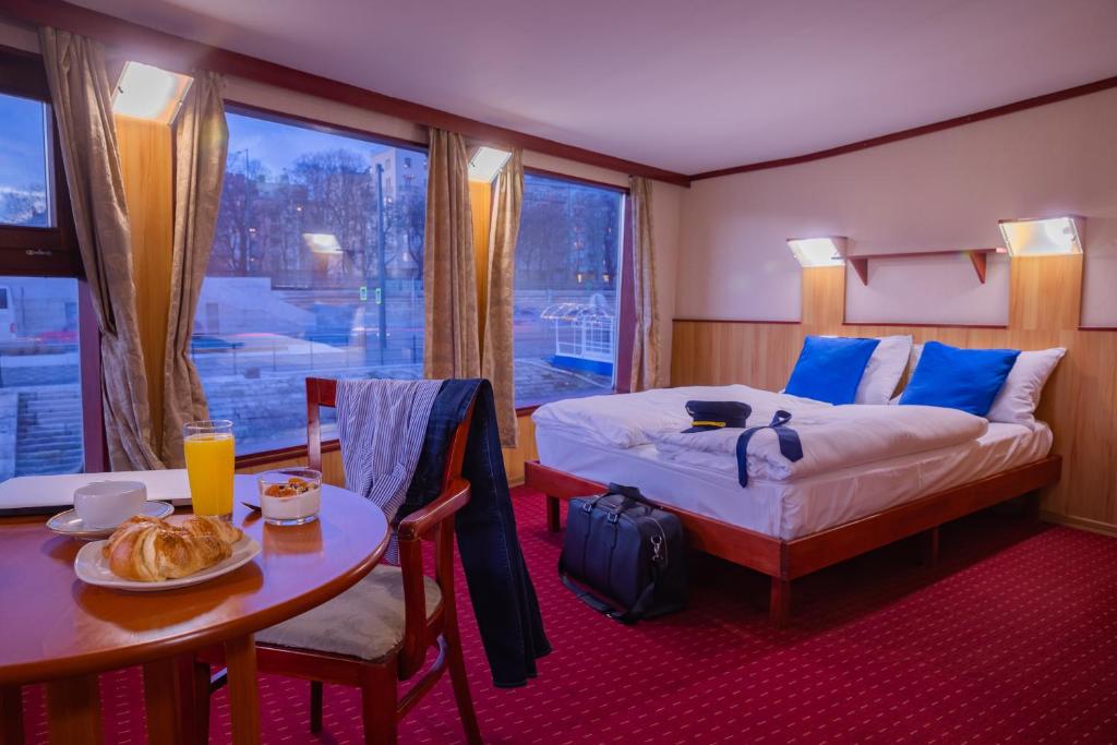 Uma cama ou camas num quarto em Fortuna Boat Hotel Budapest