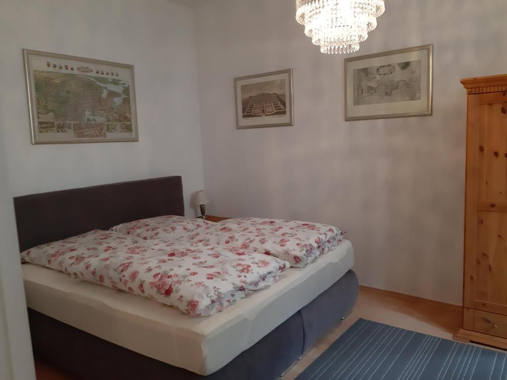 Una cama o camas en una habitación de Ferienwohnung Am Nauener Tor