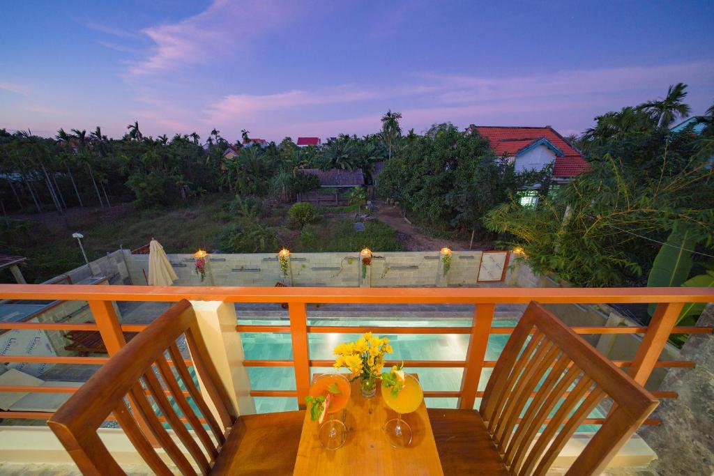 En balkon eller terrasse på Herbal Tea Homestay