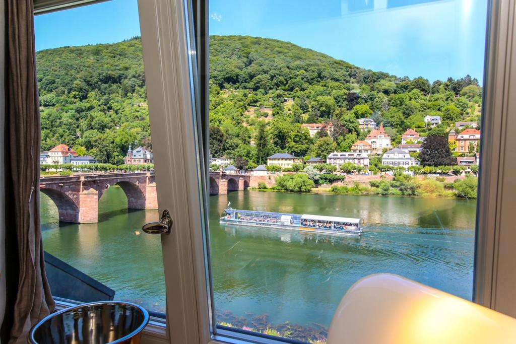 - une vue depuis la fenêtre d'une rivière avec un pont dans l'établissement BS Suites, à Heidelberg