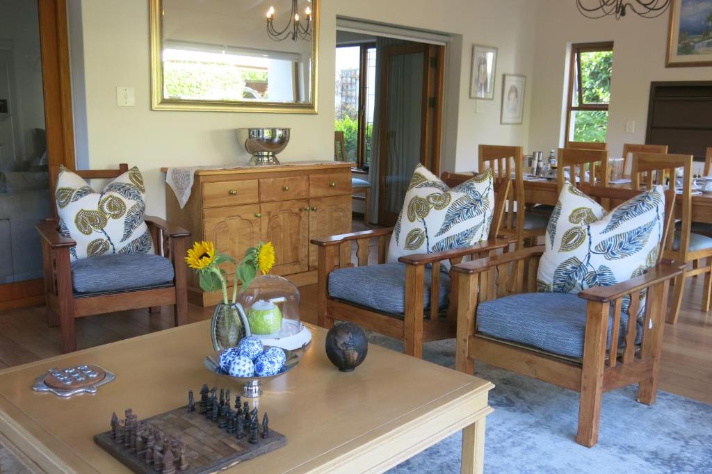 sala de estar con mesa y sillas de madera en Oakvale Lodge, en Ciudad del Cabo