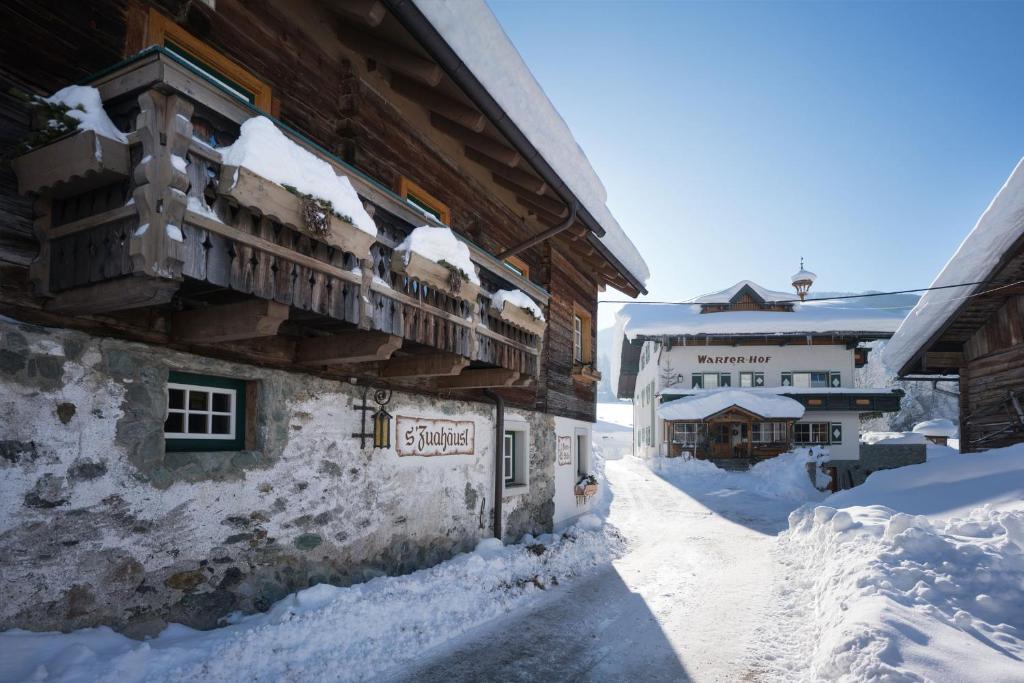 um edifício com neve ao lado em Warterhof em Schladming