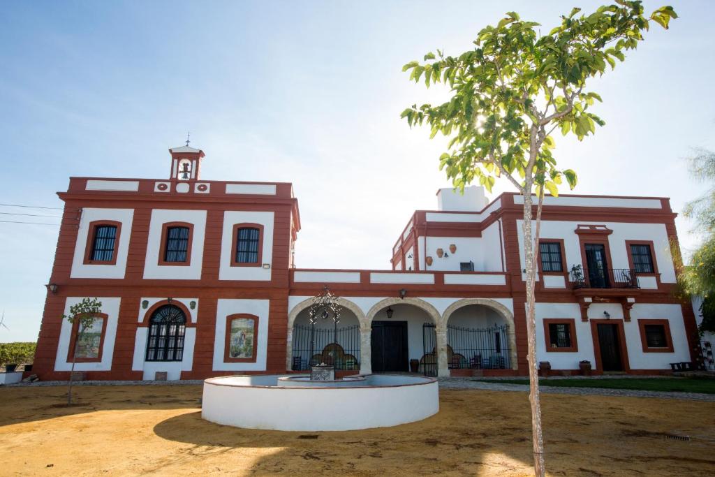 un bâtiment avec un arbre en face dans l'établissement LA BENDITA LOCURA, à El Puerto de Santa María