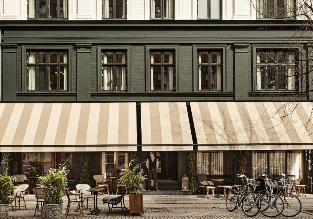 un edificio con biciclette parcheggiate di fronte a un edificio di Hotel Sanders a Copenaghen