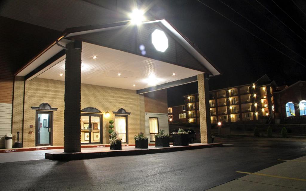 um parque de estacionamento vazio em frente a um edifício à noite em Grand View Inn & Suites em Branson