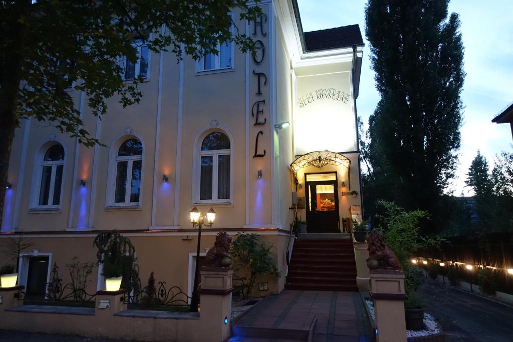 Un escalier mène à la porte d'entrée. dans l'établissement Hotel Villa Konstanz, à Berlin