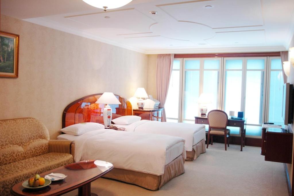 Giường trong phòng chung tại Evergreen Laurel Hotel Taipei