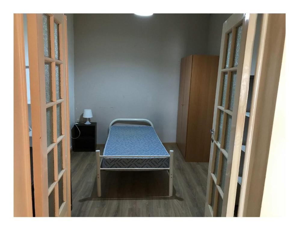 Covilhã Hostel tesisinde bir odada yatak veya yataklar