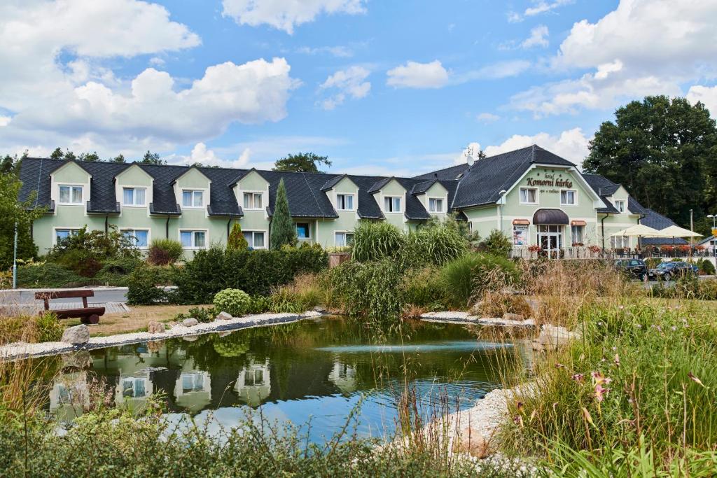 uma fila de casas ao lado de um lago em Komorni Hurka em Cheb