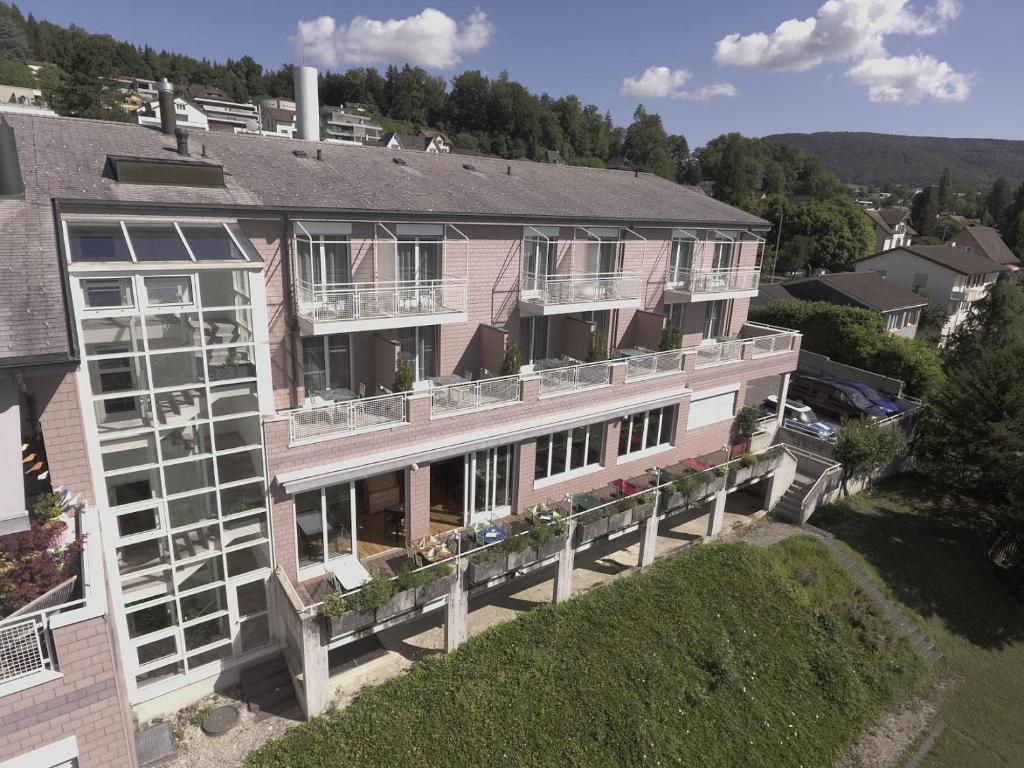 une vue aérienne sur un grand bâtiment rose dans l'établissement Ascott Hotel & Restaurant, à Rombach