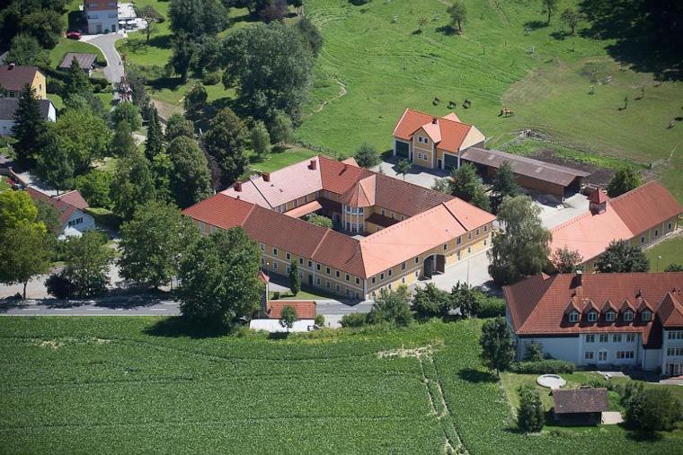 una vista aerea di una grande casa in un campo di Gasthof Fischer Dörnbach a Wilhering