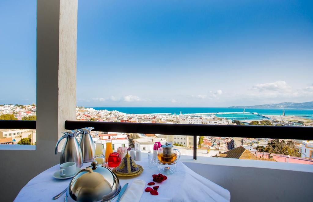 una mesa con vistas a la ciudad desde una ventana en Fredj Hotel, en Tánger