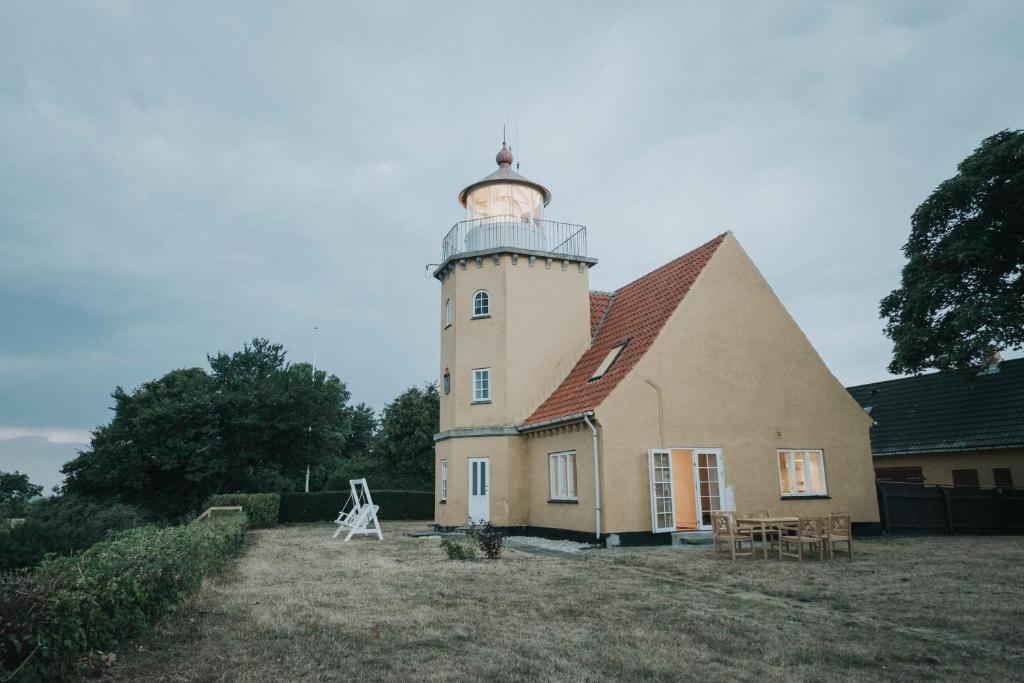 un gran edificio con un faro encima en The Light House, en Borre