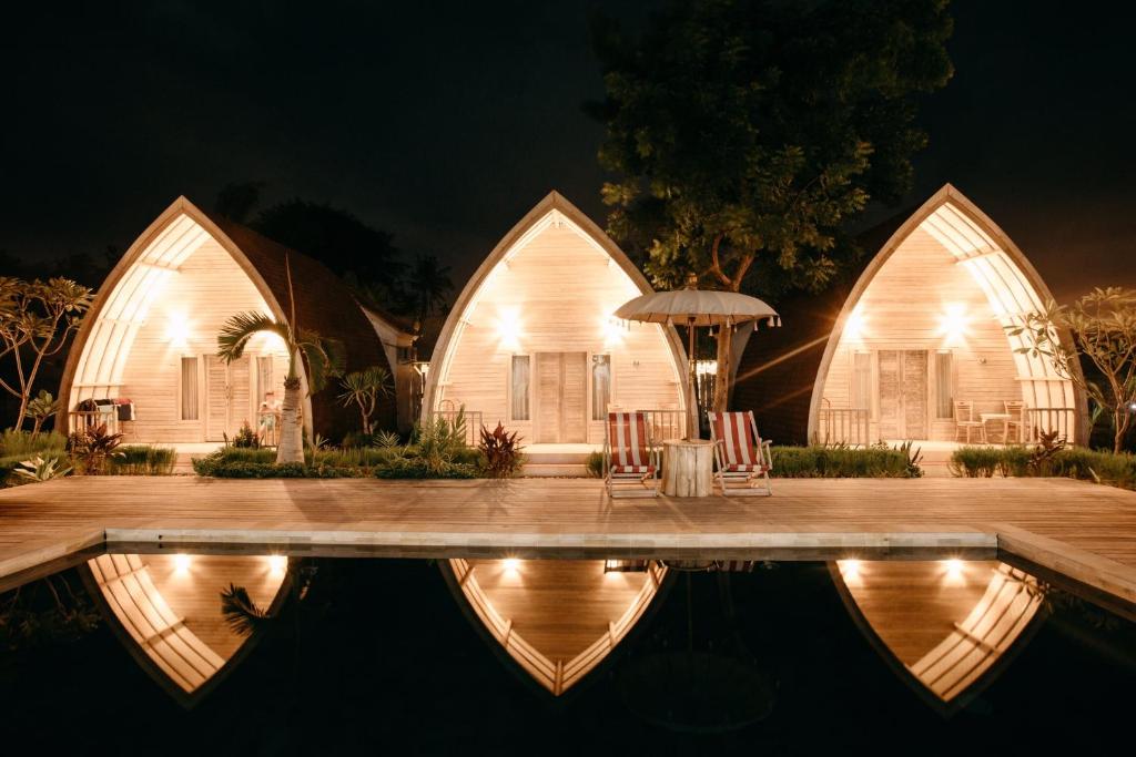 una casa con piscina di notte di La Roja Bungalows a Nusa Penida