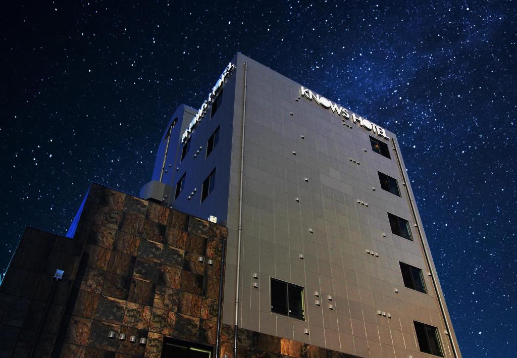 un bâtiment la nuit avec un ciel étoilé dans l'établissement KNOWS HOTEL, à Numazu