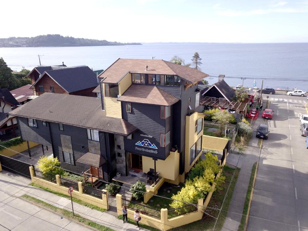 una vista aérea de una casa con el océano en Puerto Austral, en Puerto Varas