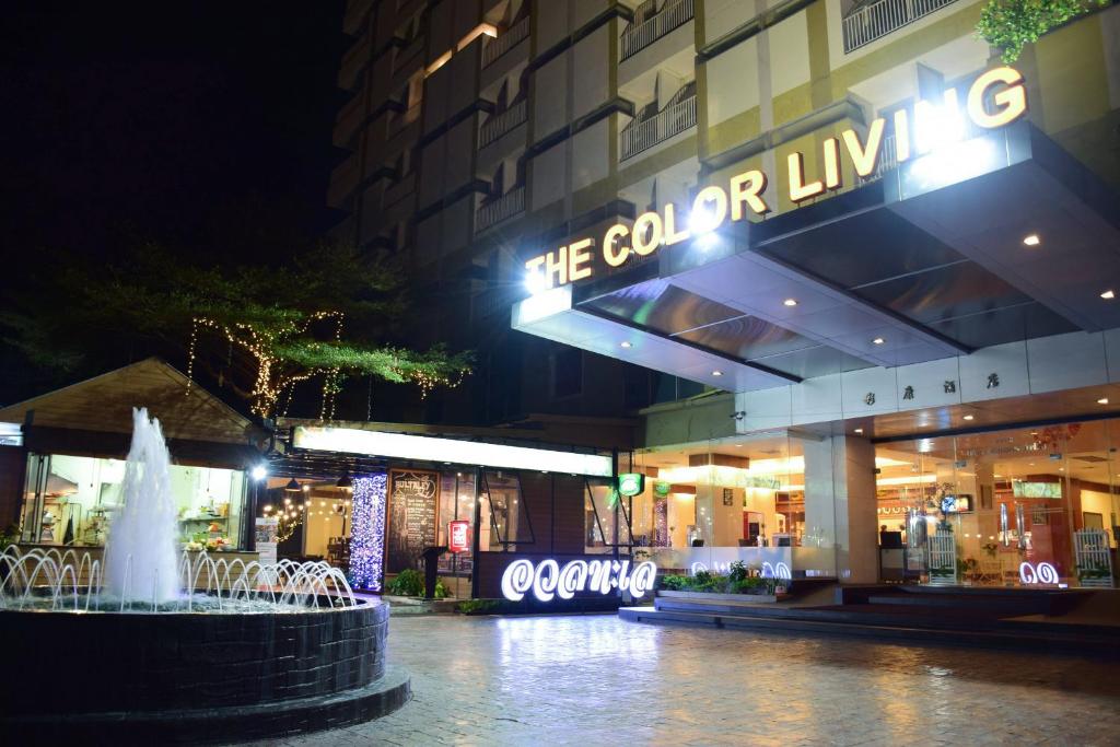 The Color Living Hotel في بانغنا: وجود نافورة أمام متجر في الليل