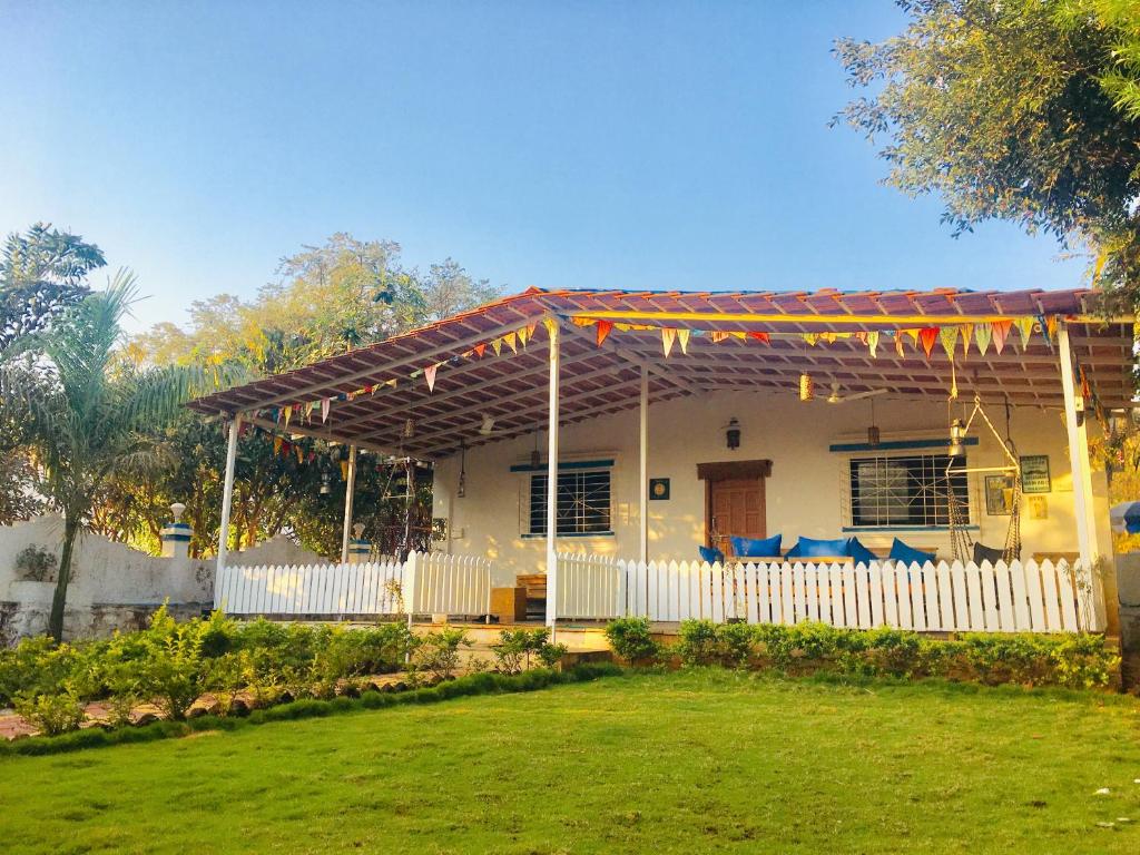 une maison avec une pergola dans une cour dans l'établissement West Valley Farm Villa, à Lavasa