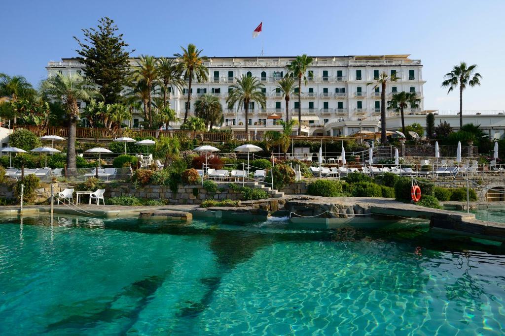 Swimming pool sa o malapit sa Royal Hotel Sanremo