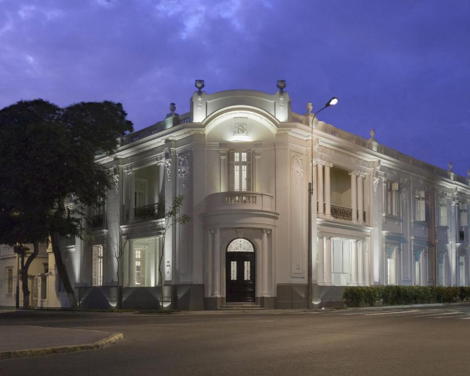 um grande edifício branco com uma grande porta em Hotel B em Lima