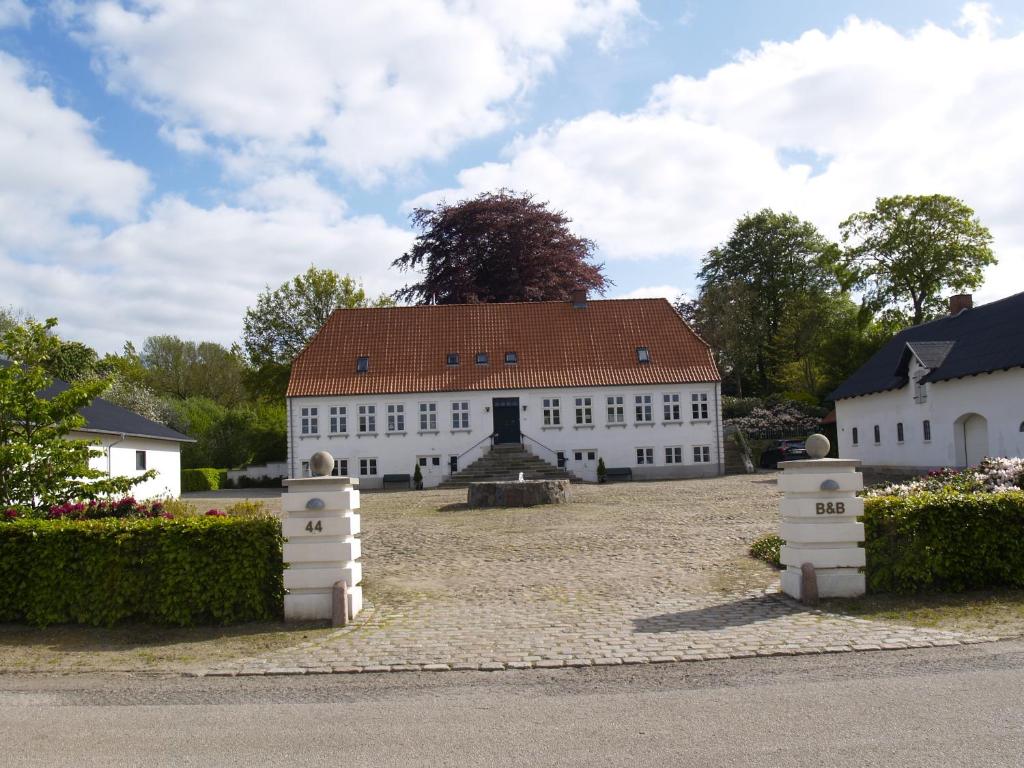 um grande edifício branco com um telhado vermelho em Juhl's Bed & Breakfast em Kolding