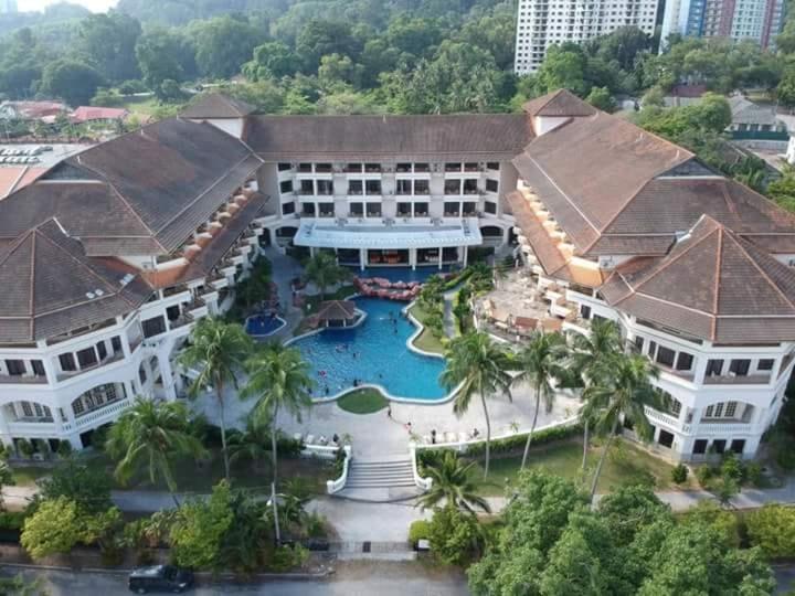 Бассейн в The Orient Star Resort Lumut или поблизости