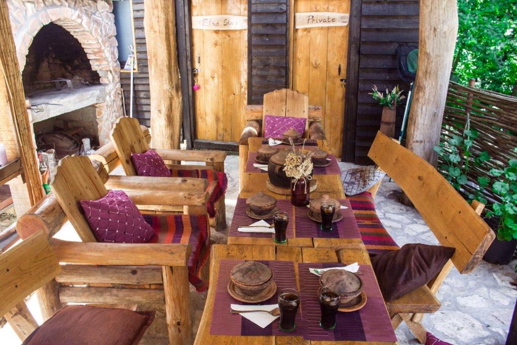 einen Holztisch und Stühle auf einer Terrasse in der Unterkunft Etno House Stari mlin in Konjic