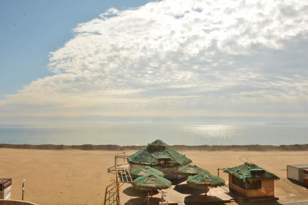 grupa parasoli na piaszczystej plaży w obiekcie The Heart of Sunny Beach w Słonecznym Brzegu