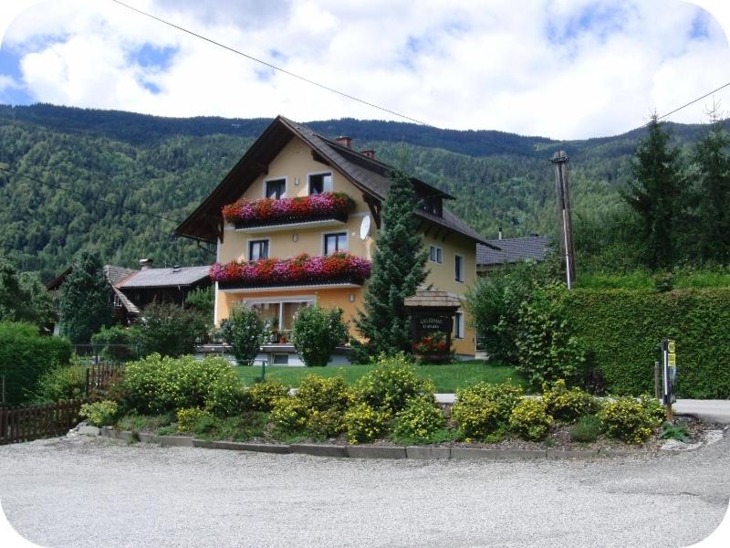 O vedere generală la munți sau o vedere la munte luată de la acest apartament