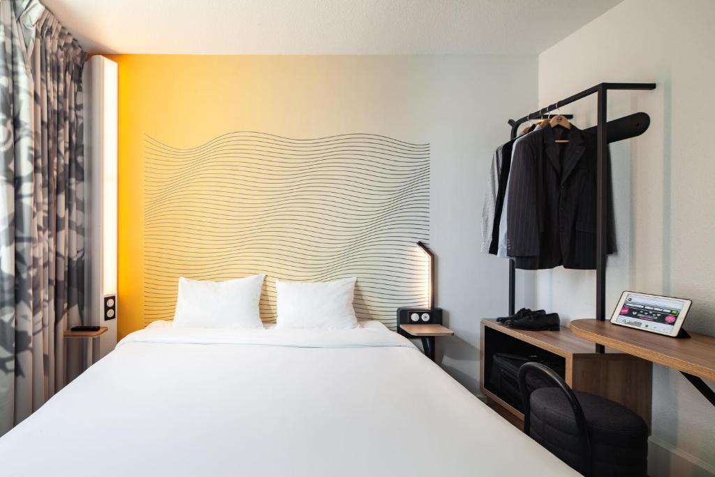 Cama ou camas em um quarto em B&B HOTEL Paris Saint-Denis Pleyel